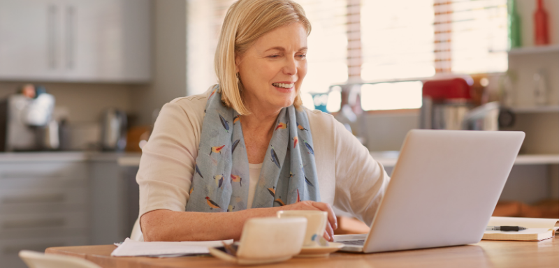 woman learning how to apply for a discover it credit card online